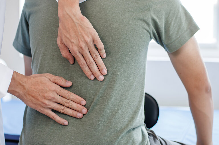 Rückenmassage an den Faszien.